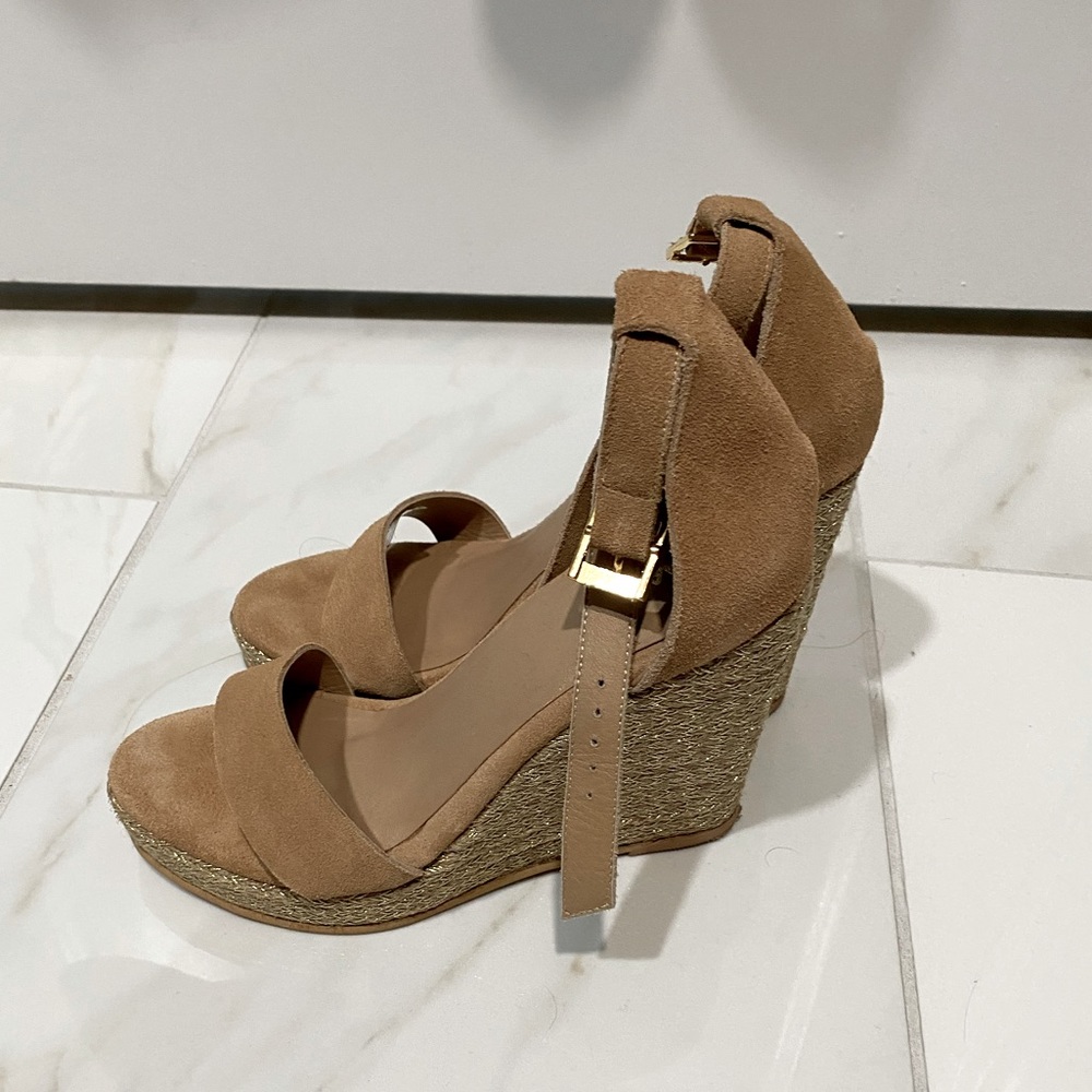 Kanans Size 6 Brown Suede and Gold Wedge